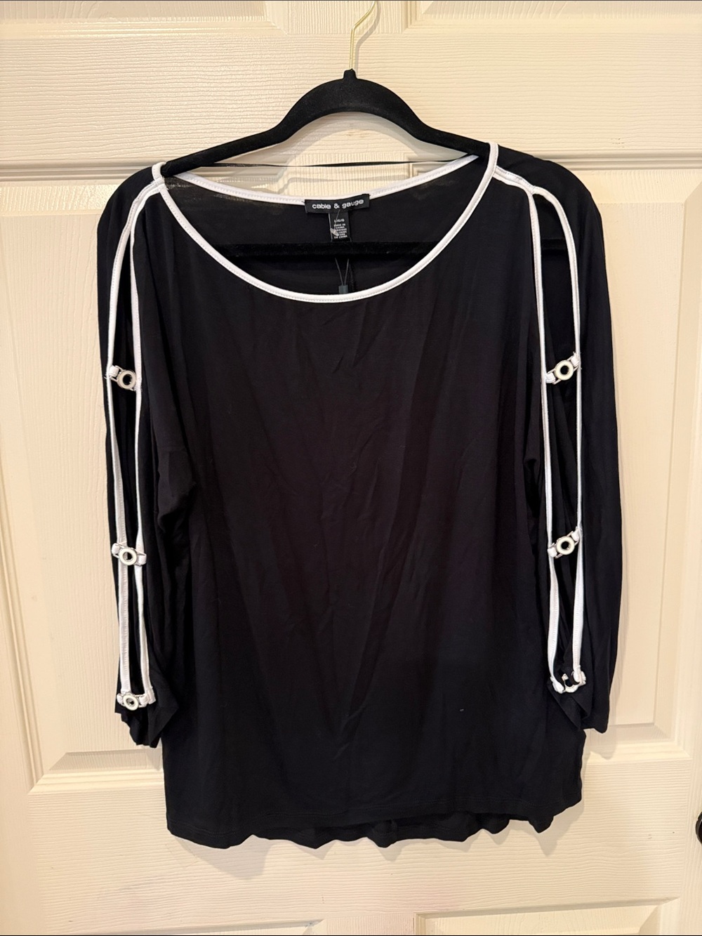 Cable & Gauge NWT black cold shoulder grommet top, large - Picture 2 of 7